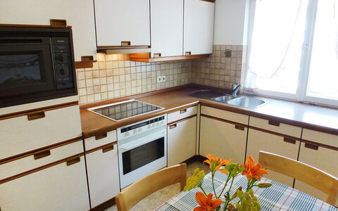 Roth: Countertop, Eigentum, Zimmer, Küche, Möbel, Cabinetry, Herd, Gebäude, Fussboden, Interior Design