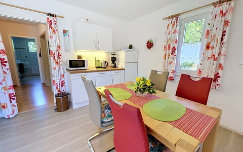 Triberg 100: Möbel, Flooring, Interior Design, Fussboden, Stuhl, Wohnung, Küche & Esszimmer Tisch, Esszimmer, Holzboden, Zimmerpflanze