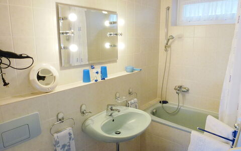 Triberg 100: Badezimmer, Zimmer, Eigentum, Sinken, Armatur, Bad Sink, Zapfhahn, Bad Zubehör, Interior Design, Gebäude