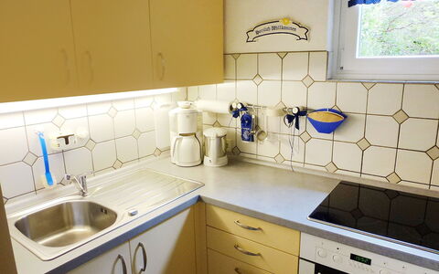 Triberg 100: Countertop, Eigentum, Zimmer, Sinken, Küche, Gelb, Cabinetry, Fliese, Möbel, Wäschekammer