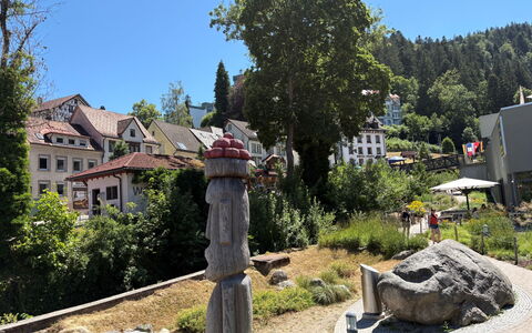 Triberg 100: Strauch, Öffentlicher Raum, Frühling, Freizeit, Garten, Urlaub, Landscaping, Bank, Walkway
