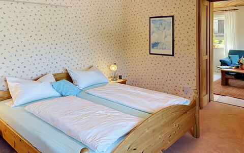 Triberg 100: Möbel, Bett, Interior Design, Schlafzimmer, Flooring, Fussboden, Holz, Bettdecke, Bedding, Decke