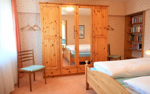 Triberg 100: Zimmer, Möbel, Bett, Eigentum, Schlafzimmer, Wand, Interior Design, Gebäude, Haus, Fussboden