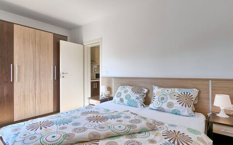 Umag 115: Schlafzimmer, Möbel, Bett, Zimmer, Bettdecke, Eigentum, Bedding, Interior Design, Bettrahmen, Matratze