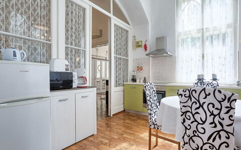 Silvia: Zimmer, Eigentum, Möbel, Interior Design, Fussboden, Gebäude, Küche, Wand, Haus, Grundeigentum