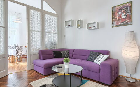 Silvia: Möbel, Couch, Eigentum, Tabelle, Lila, Interior Design, Holz, Studio Couch, Die Architektur, Wohnzimmer