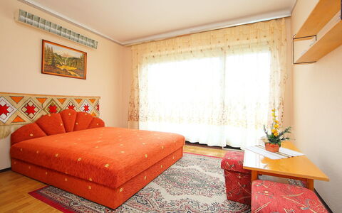 Palma: Möbel, Zimmer, Eigentum, Interior Design, Rot, Schlafzimmer, Orange, Grundeigentum, Fussboden, Bett