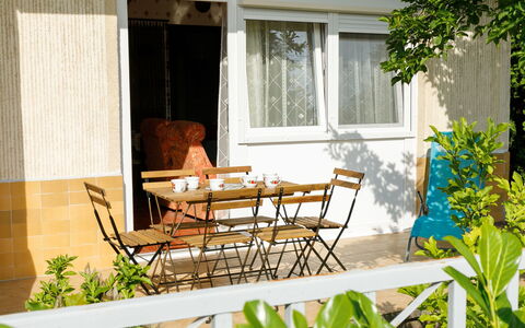 Palma: Pflanze, Eigentum, Möbel, Gebäude, Fenster, Stuhl, Holz, Die Architektur, Schatten, Gartenmöbel
