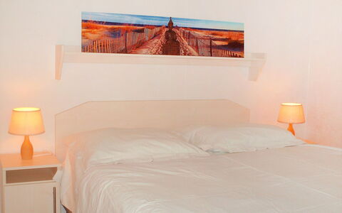 Den Oever: Schlafzimmer, Bett, Zimmer, Möbel, Eigentum, Interior Design, Bettrahmen, Bettdecke, Wand, Fussboden