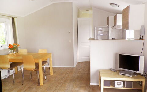 Den Oever: Zimmer, Möbel, Fussboden, Eigentum, Interior Design, Gebäude, Gelb, Haus, Wand, Decke
