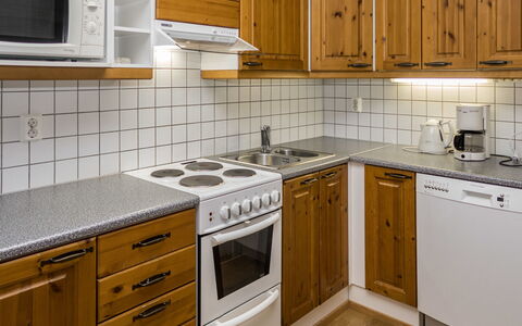 Karhunvartijan Linna B11: Küche, Countertop, Cabinetry, Küchengerät, Holz, Major Appliance, Flooring, Interior Design, Sinken, Fussboden