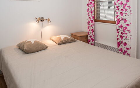 Karhunvartijan Linna B11: Möbel, Interior Design, Bett, Schlafzimmer, Wand, Fussboden, Bettdecke, Holz, Flooring, Linens