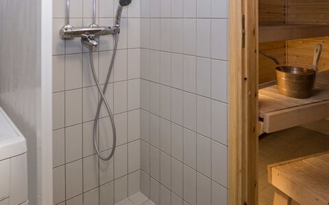 Karhunvartijan Linna B11: Flooring, Holz, Fussboden, Interior Design, Armatur, Badezimmer, Installation, Fliese, Duschkopf, Zimmer