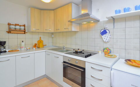 Ledi: Countertop, Cabinetry, Spüle, Gebäude, Eigentum, Sinken, Zapfhahn, Herd, Küchengerät, Küche
