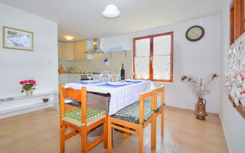 Ledi: Möbel, Tabelle, Eigentum, Fenster, Azurblau, Zimmerpflanze, Cabinetry, Interior Design, Holz, Fussboden