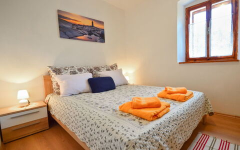 Ledi: Eigentum, Möbel, Fenster, Komfort, Holz, Azurblau, Orange, Interior Design, Kissen