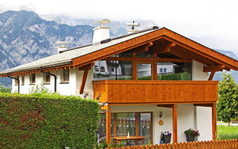 Lanner: Gebäude, Eigentum, Pflanze, Fenster, Himmel, Haus, Veranda, Wolke, Zaun, Baum