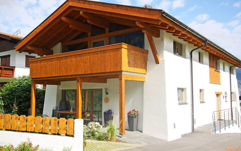 Lanner: Pflanze, Gebäude, Himmel, Wolke, Fenster, Haus, Tür, Die Architektur, Schatten, Holz