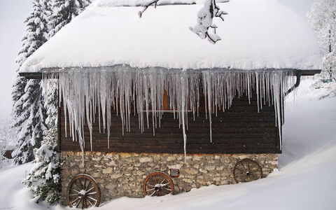 Chalet de la Vue des Alpes: Schnee, Winter, Eiszapfen, Eis, Einfrieren, Baum, Wasser, Frost, Haus, Zuhause