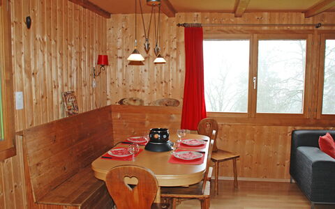 Chalet de la Vue des Alpes: Zimmer, Eigentum, Möbel, Gebäude, Interior Design, Tabelle, Holz, Haus, Esszimmer, Hartholz