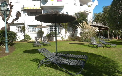 Benalmádena Costa 121: Eigentum, Haus, Die Architektur, Gras, Baum, Grundeigentum, Gebäude, Garten, Pflanze, Rasen
