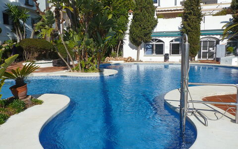 Benalmádena Costa 121: Wasser, Pflanze, Eigentum, Gebäude, Fenster, Azurblau, Schwimmbad, Beleuchtung, Die Architektur, Baum