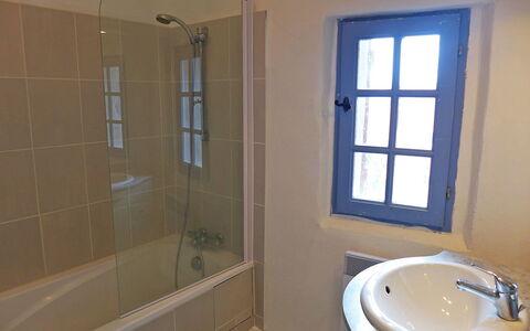 La Cadièrienne: Badezimmer, Zimmer, Eigentum, Fliese, Wand, Armatur, Bad Zubehör, Badezimmerschrank, Fussboden, Gips