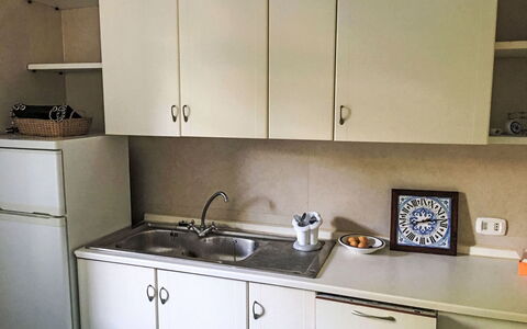 Pithecusa: Küche, Küchengerät, Cabinetry, Spüle, Countertop, Major Appliance, Holz, Flooring, Möbel, Sinken