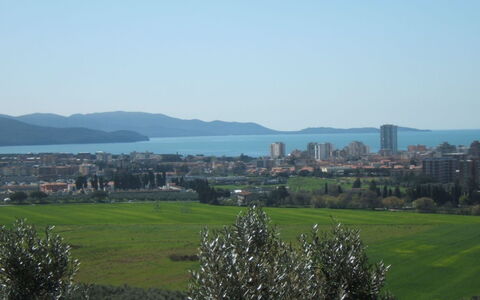 Villa Dei Cipressi: Himmel, Horizont, Daytime, Atmosphärisches Phänomen, Stadt, Menschliche Siedlung, Einfach, Gras, Baum, Hügel