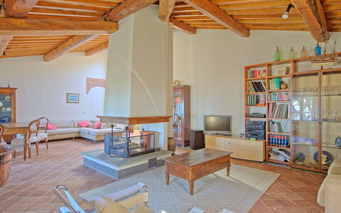 Villa Camaiore: Zimmer, Eigentum, Wohnzimmer, Gebäude, Interior Design, Haus, Möbel, Fussboden, Grundeigentum, Dachgeschoss