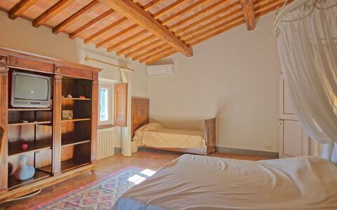Villa Camaiore: Zimmer, Schlafzimmer, Eigentum, Bett, Möbel, Gebäude, Decke, Haus, Bettdecke, Interior Design