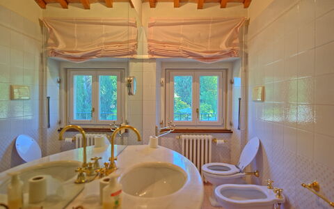 Villa Camaiore: Zimmer, Eigentum, Badezimmer, Interior Design, Gebäude, Haus, Grundeigentum, Fussboden, Möbel, Die Architektur