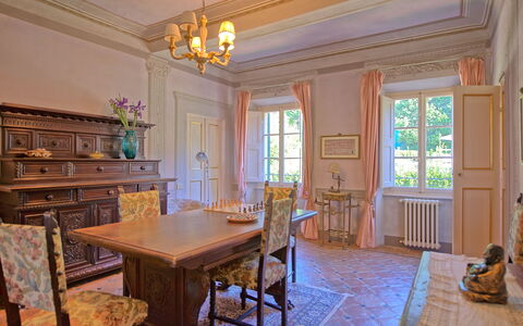 Villa Camaiore: Zimmer, Eigentum, Gebäude, Möbel, Interior Design, Decke, Zuhause, Esszimmer, Haus, Estate