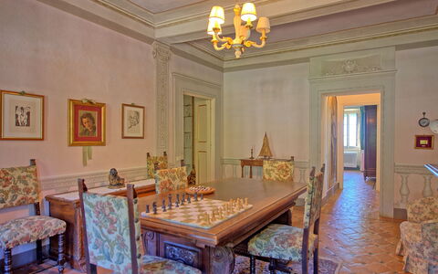 Villa Camaiore: Zimmer, Eigentum, Gebäude, Möbel, Esszimmer, Decke, Interior Design, Grundeigentum, Tabelle, Estate