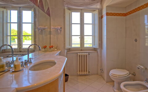 Villa Camaiore: Badezimmer, Zimmer, Eigentum, Interior Design, Gebäude, Fussboden, Haus, Fliese, Die Architektur, Grundeigentum