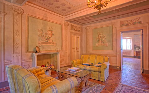 Villa Camaiore: Zimmer, Eigentum, Möbel, Interior Design, Gebäude, Decke, Wand, Haus, Wohnzimmer, Schlafzimmer