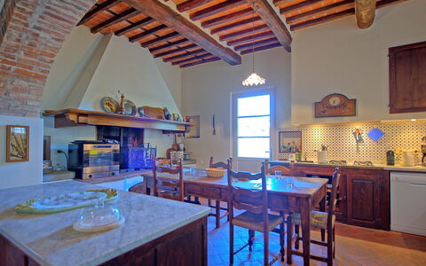 Villa Camaiore: Zimmer, Eigentum, Gebäude, Möbel, Küche, Interior Design, Haus, Grundeigentum, Countertop, Decke