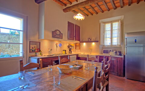 Villa Camaiore: Zimmer, Eigentum, Gebäude, Möbel, Haus, Interior Design, Grundeigentum, Küche, Zuhause, Estate
