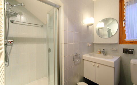 Biquinou: Badezimmer, Zimmer, Eigentum, Interior Design, Armatur, Fliese, Grundeigentum, Gebäude, Fussboden, Bad Zubehör