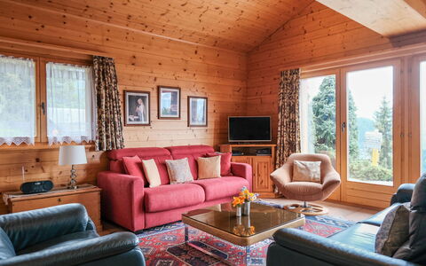Biquinou: Eigentum, Couch, Möbel, Fenster, Holz, Interior Design, Wohnzimmer, Fussboden, Gebäude, Wand
