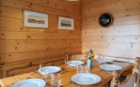 Biquinou: Tabelle, Geschirr, Möbel, Eigentum, Gebäude, Stuhl, Holz, Dishware, Interior Design, Beleuchtung