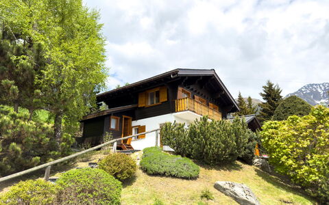 Biquinou: Wolke, Pflanze, Himmel, Eigentum, Gebäude, Fenster, Baum, Grundstueck, Natürliche Landschaft, Haus