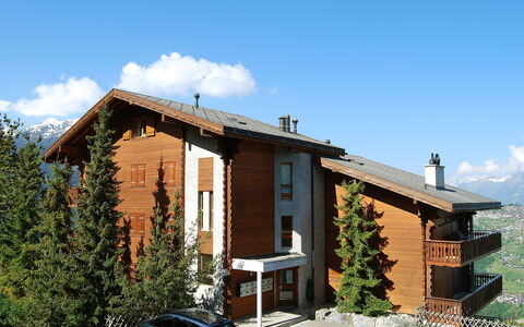Les Cretes Ii: Himmel, Gebäude, Wolke, Pflanze, Fenster, Auto, Baum, Haus, Fahrzeug, Hütte