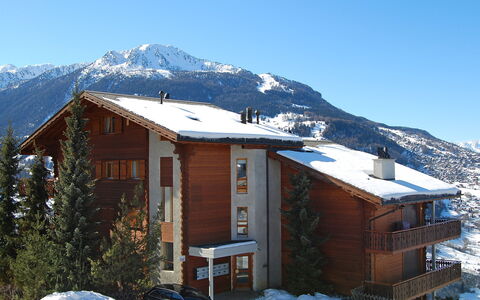 Les Cretes Ii: Himmel, Berg, Schnee, Eigentum, Gebäude, Fenster, Haus, Steigung, Baum, Pflanze