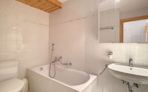 Les Cretes Ii: Spiegel, Zapfhahn, Armatur, Eigentum, Weiss, Badezimmer, Sinken, Badewanne, Bad Sink, Beleuchtung