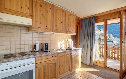 Les Cretes Ii: Countertop, Cabinetry, Eigentum, Möbel, Gebäude, Sinken, Spüle, Holz, Küche, Zapfhahn