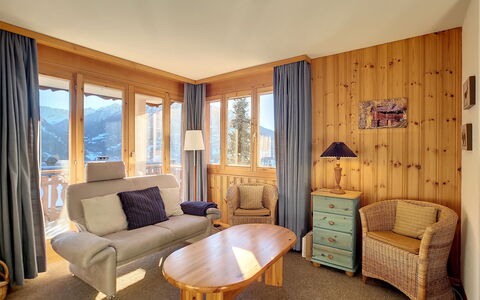Les Cretes Ii: Gebäude, Möbel, Fenster, Komfort, Tabelle, Azurblau, Holz, Interior Design, Vorhang, Beleuchtung