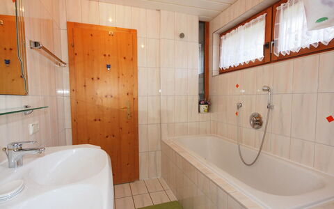 Neustift im Stubaital 410: Badezimmer, Eigentum, Zimmer, Badewanne, Fliese, Wand, Interior Design, Grundeigentum, Armatur, Haus