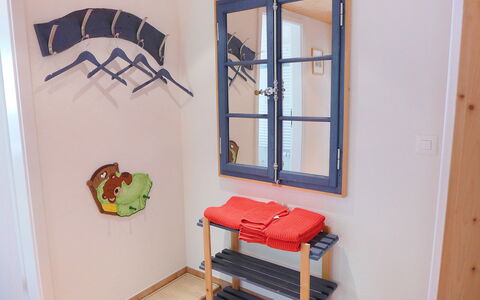 Reindli: Zimmer, Möbel, Haus, Interior Design, Gebäude, Tür, Tabelle, Regal, Fenster, Stuhl