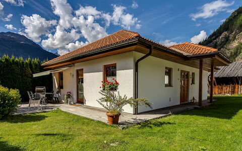 Margret: Wolke, Himmel, Pflanze, Gebäude, Eigentum, Fenster, Haus, Baum, Grundstueck, Berg